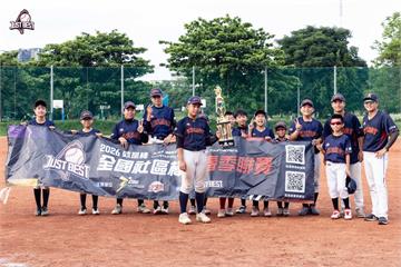臺北就是棒》ENERGY能量兩戰全勝表現捧起冠軍獎盃，松體(藍)斬獲亞軍