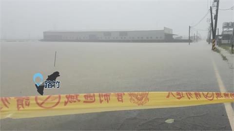 高雄泡泥水中！水淹及膝一度封路　市府撤逾2千山區居民
