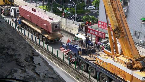 拖板車鋼梁毀橋！疑違規超載　民眾：我開60他開更快