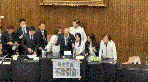 快新聞／藍綠激烈衝突！韓國瑜進議場內準備開會　邱議瑩向他潑水瞬間畫面曝