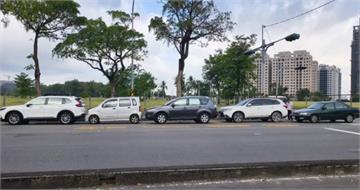 高雄5車連環撞！現場大擺「蜈蚣陣」畫面曝　幸無傷亡僅車損