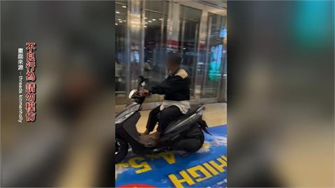 台中拖鞋伯「騎車」闖百貨　櫃哥櫃姐全看傻　網笑：新光穿越