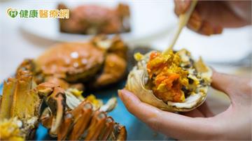 秋蟹肥貪吃竟『腫』到不成人形！醫：需核對健保卡才知同一人