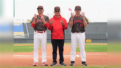中職／新球季變成「味全的阿公」！樂天桃猿前冠軍教頭古久保健二龍隊開訓典禮現身