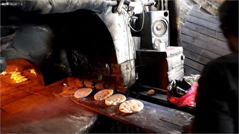 加薩被斷水電！　70年老火爐燒柴烤麵包提供糧食