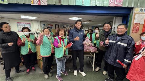 新北三重平和里暖心送地瓜　里長黃進行攜手民代迎新春
