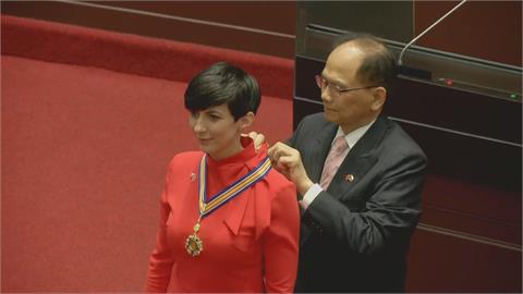 游錫堃親頒國會一等榮譽獎章　讚艾達莫娃不畏強權堅定訪台