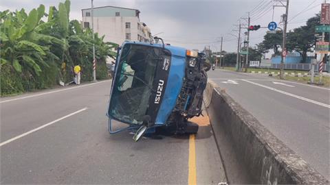 扯！小貨車撞車不報警　駕駛偷開另一輛貨車逃逸