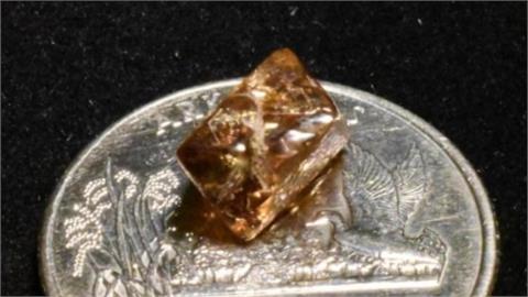 他隨手撿「糖果紙」驚覺是3.81克拉大鑽石!園方曝1關鍵因素:4月是…