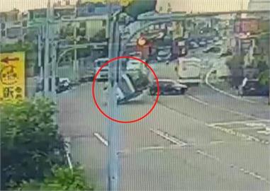 大貨車翻車惹禍！　山貓遭摔趴側身「嚕」柏油路