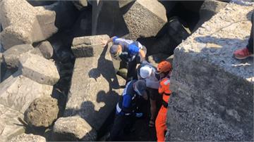 小琉球花瓶岩岸際拍照險喪命 遊客踩空摔落5米深消波塊幸獲救
