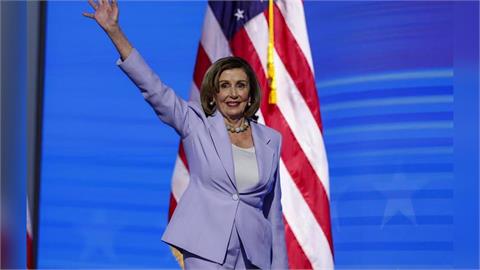 裴洛西不拚連任 感謝影片見專機夜間抵台、獲頒勳章