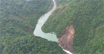 受梅雨侵襲！南投竹山加走寮溪邊坡崩塌形成「堰塞湖」　估蓄水量10萬噸