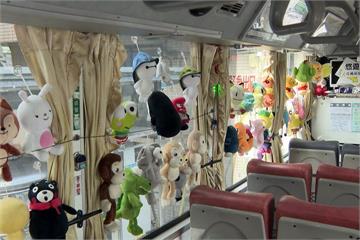 有驚喜！公車上掛滿娃娃 民眾被療癒