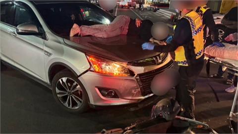 左轉汽車撞直行機車　騎士遭撞飛「躺引擎蓋」嚇呆不敢動