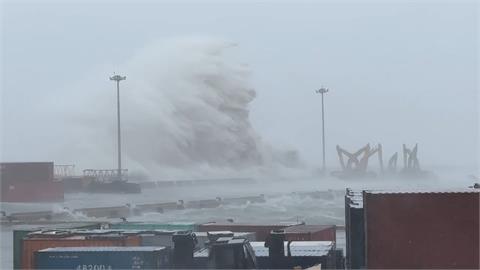 狂風暴雨！大片屋頂空中飛　金門總兵署百年老樹被吹斷