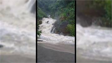 南清公路43K處現「瀑布」 大雨沖刷淹沒路面
