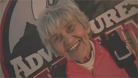 超熱血！人生不留遺憾　美國老奶奶「跳傘」歡慶90歲大壽