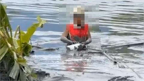 快新聞／泥沼高度及腰！花蓮男半身受困爬不出　消防「徒手挖掘」畫面曝