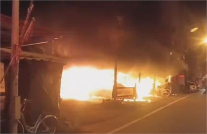 宜蘭市深夜鐵皮屋突竄火　波及停車場燒毀7汽機車