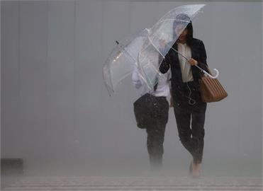 土石流襲那霸市近32人撤離　關東茨城驚見「漏斗雲」景象