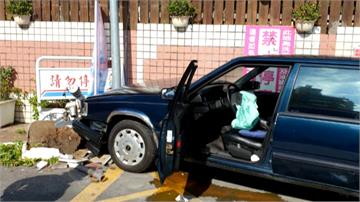 七旬老翁疑誤踩油門 開車撞進加油站