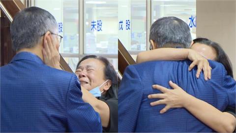 柯文哲出庭遭人捏臉「女子超大咖身分」曝光！白營粉專轟「白X」掀2派論戰