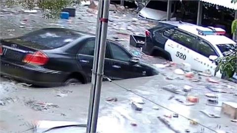 光復洪災警消也成受災戶！　停車場成「漂漂河」車輛遭沖走