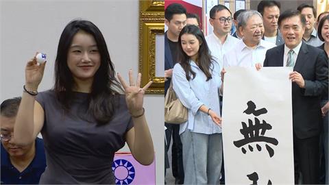 郝龍斌出招「找正妹代抽籤」掀暴動！爸爸竟是「藍營的他」秒現身吐心聲