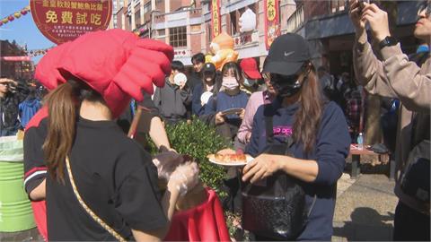 超奢華！披薩業者推海鮮口味新品　民眾排隊搶試吃