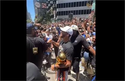 NBA／勇士封王遊行柯瑞攜MVP獎盃參加　上萬人擠爆舊金山街頭