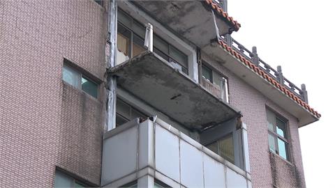 康芮肆虐！　大學校園樹倒、水管裂、陽台遭吹落