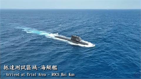 台船釋57秒震撼畫面！海鯤號發射2枚操雷「一氣呵成」