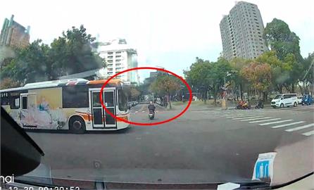 離譜！台中公車闖紅燈　女騎士催油門驚險閃過