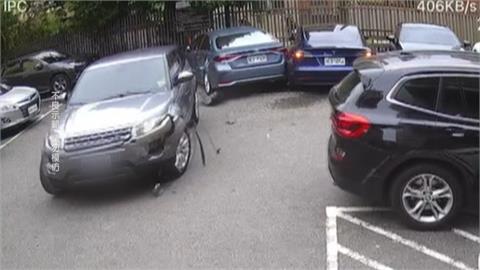 影／浩克上身？駕駛不滿轎車沒停車格擋道　竟直接撞開車再倒車猛撞洩憤