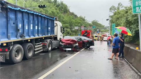 疑路滑煞車不及釀5車連環撞　轎車遭大貨車撞擊　9人送醫