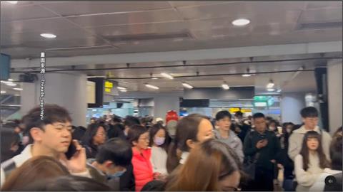二二八連假返鄉出遊人潮擠爆月台　高鐵啟動分流