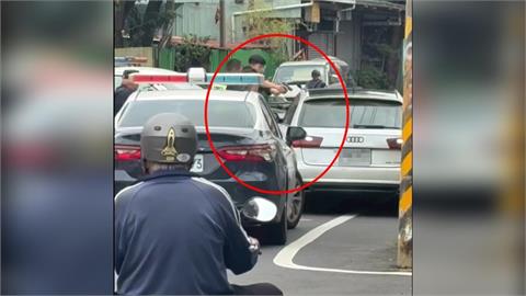 警匪圍捕！男子催油門撞警車突圍逃逸　警連開１４槍壓制
