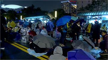 跨年夜「雨神同行」 攤販賣頭飾變成賣雨衣