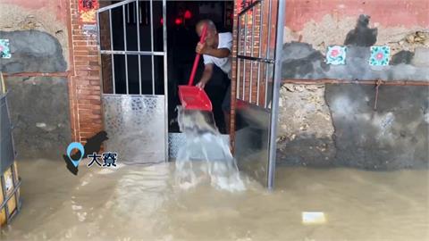 雨炸高雄「宛如颱風」　人孔蓋變噴泉、「水上摩托車」險摔