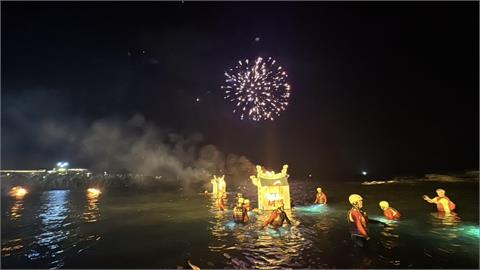 雞籠中元祭重頭戲！　放水燈遊行登場　繽紛花車吸睛