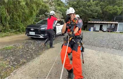 上山買咖啡倒車墜深谷　婦奇蹟獲救激動擁抱丈夫