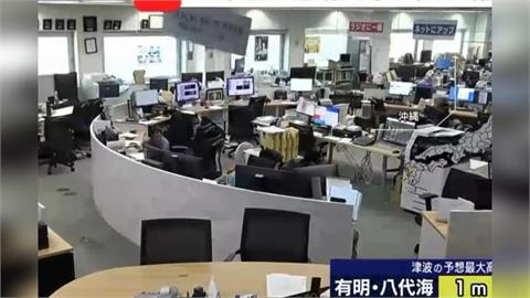 快新聞／強震瞬間！熊本新聞台全員躲桌下　台網友讚「趴下掩護穩住」滿分