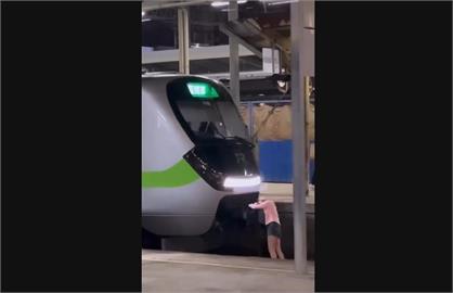 快新聞／喝太多？60歲老婦深夜闖入台鐵軌道　還趴睡在火車頭