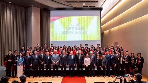 台新新光金控首場合併後服務楷模表揚登場　吳東亮勉勵以3S精神打造金融服務新標竿