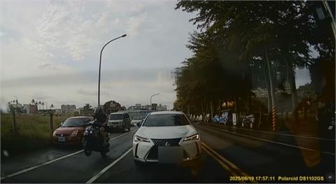 台南騎士耍帥「翹孤輪」好糗！　當場摔車倒地最高罰3萬6