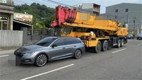 驚悚一瞬！　大型吊車直撞前方轎車　　吊臂差一點插進車內