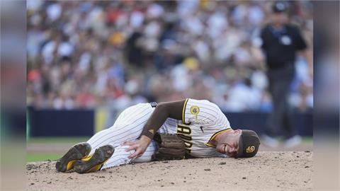 MLB(影)／怎麼了？教士主力牛棚大將「突倒地哀嚎」　總教練賽後坦言：不樂觀