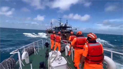 中國漁船越界捕撈蛇行逃逸　海巡強制登檢扣船影片曝光