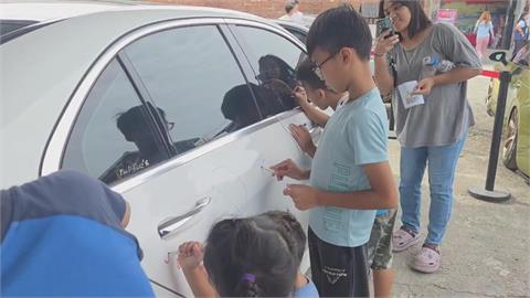 賓士車當畫布! 潮州文化園區辦車展 2白色報廢賓士車提供塗鴉